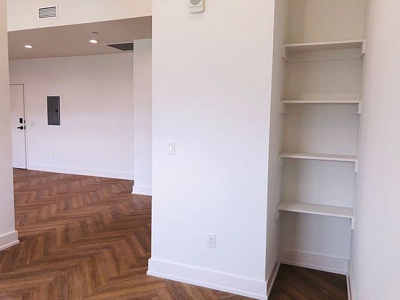 3rd image of 701 Market St #1B-1Ba-790Sqft
