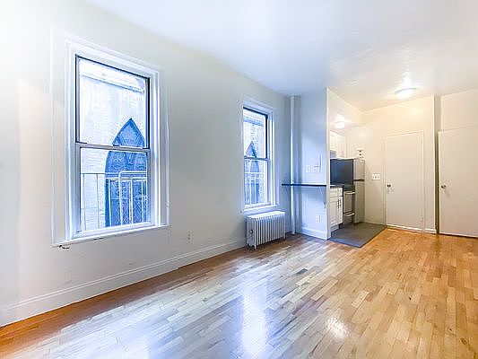 3rd image of 425 W 46th St APT 3C