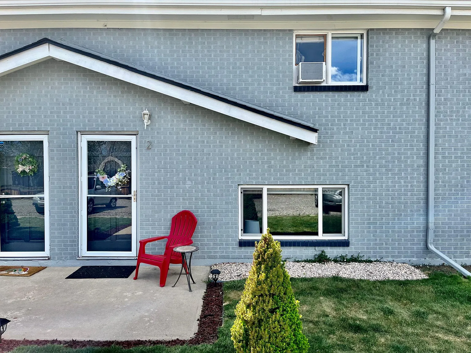 2 bed, 1040 sqft, $1,900 — Photo 2