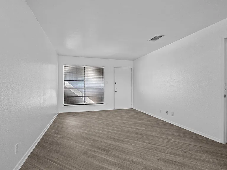 320 E 4th St #106 — Photo 16
