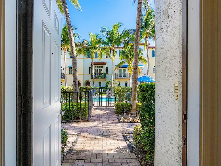 809 Estancia Way — Photo 4