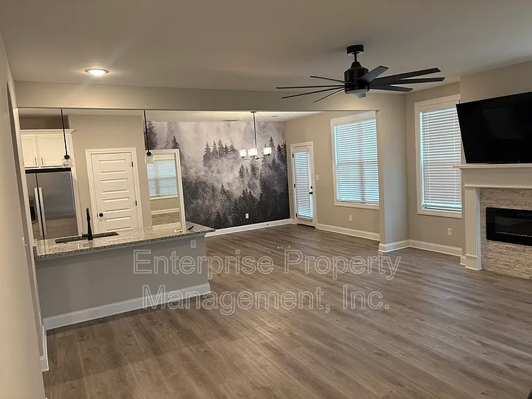 564 Holden Dr — Photo 5