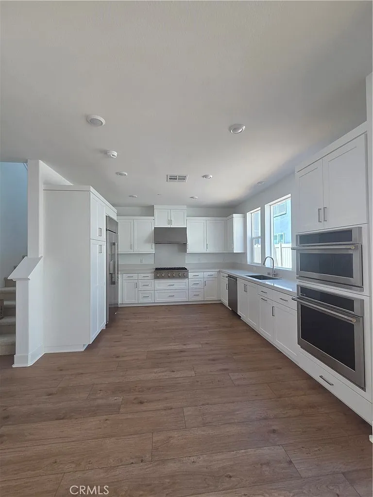 3 bed, 2.5 bath, 1934 sqft, $5,800 — Photo 3