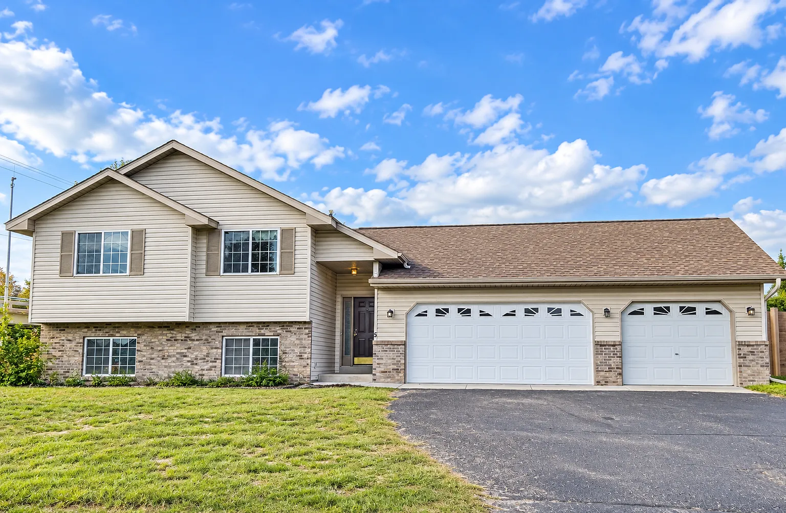 4 bed, 1800 sqft, $3,200 — Photo 1