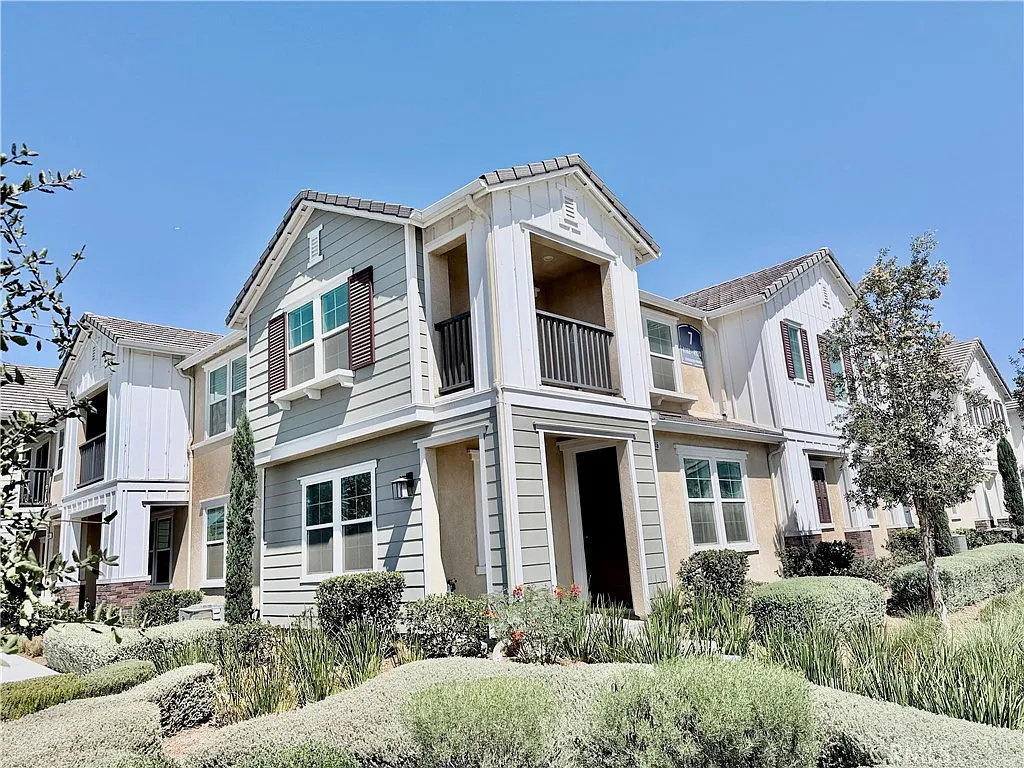3 bed, 2.5 bath, 2050 sqft, $3,400 — Photo 3