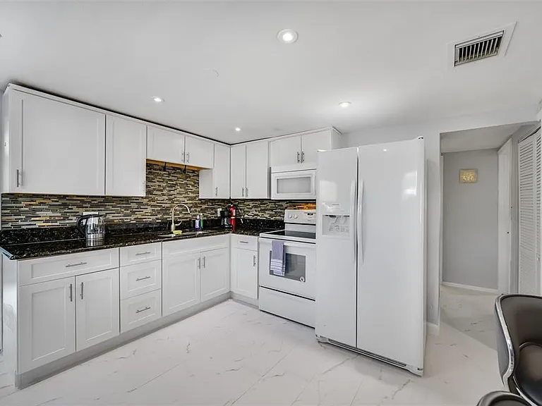 1601 Palm Way — Photo 9