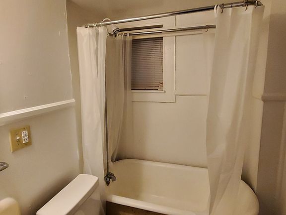 4th image of 669 Percy St APT 4
