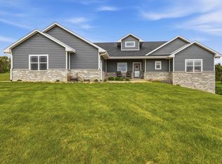 16392 Country View Ct, Dubuque, IA 52002