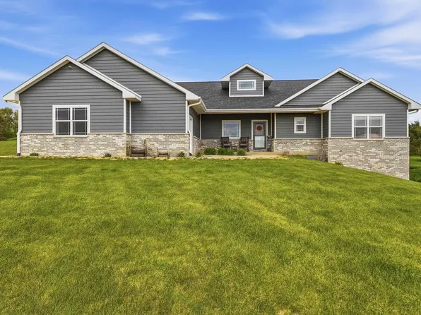 16392 Country View Ct, Dubuque, IA 52002