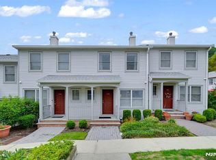 148 Panorama Dr, Edgewater, NJ 07020