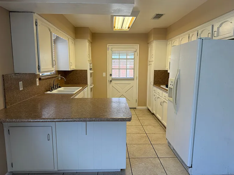 1335 W Evergreen Ct — Photo 8