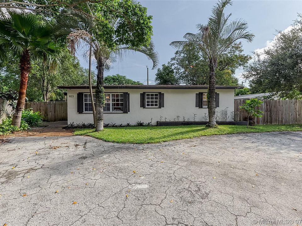 1st image of 823 SW 28th St