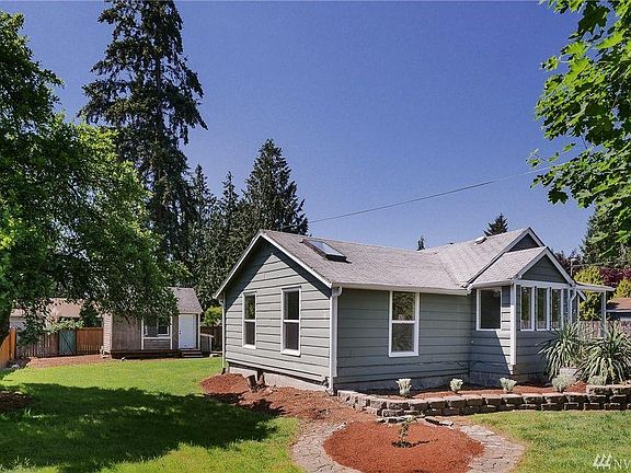 side view of the house with a nice yard