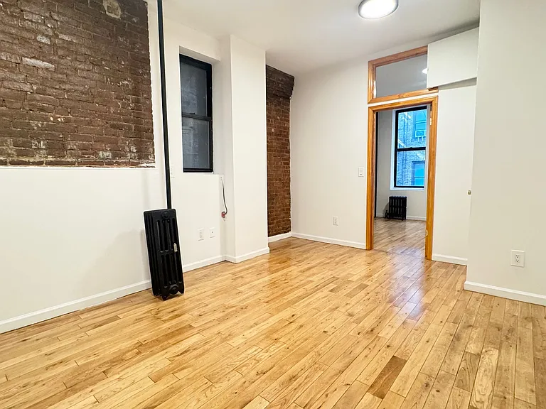 308 E 6th St #4 — Photo 4