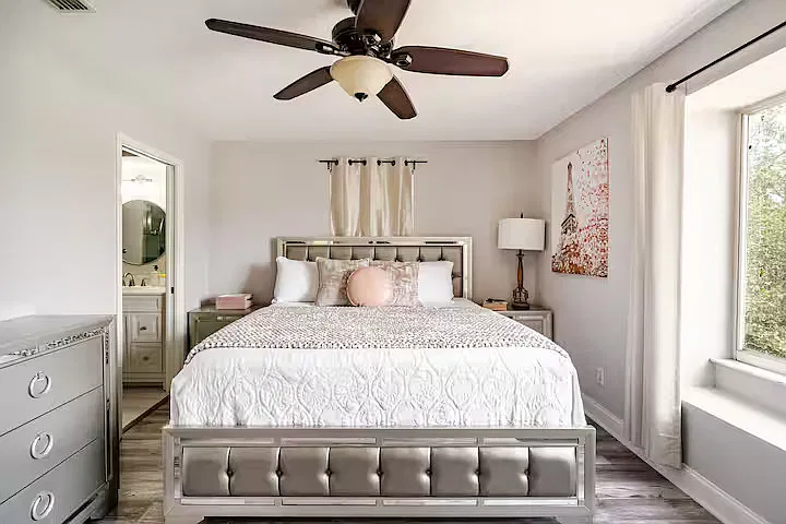 5 bed, 4.5 bath, 3905 sqft, $10,000 — Photo 3