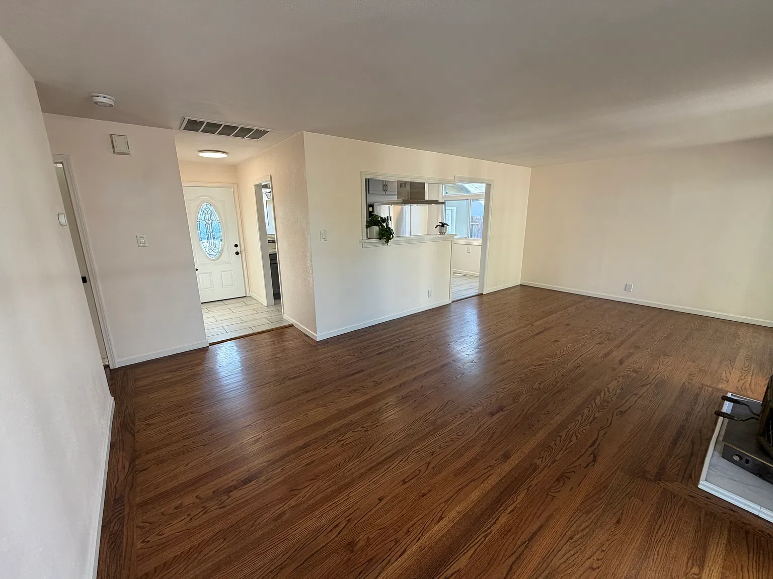 3 bed, 1108 sqft, $3,950 — Photo 3