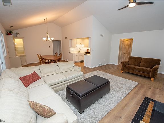 3rd image of 895 Briarcliff Ct