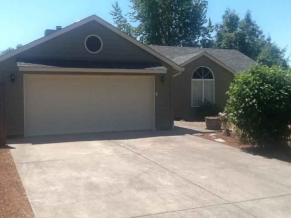 604 NE Bockes Loop photo 1