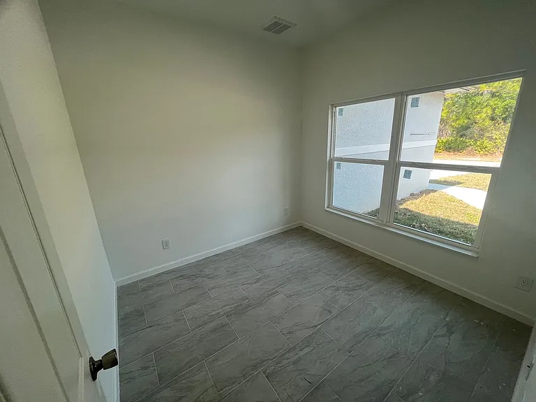 2513 22nd St W — Photo 4
