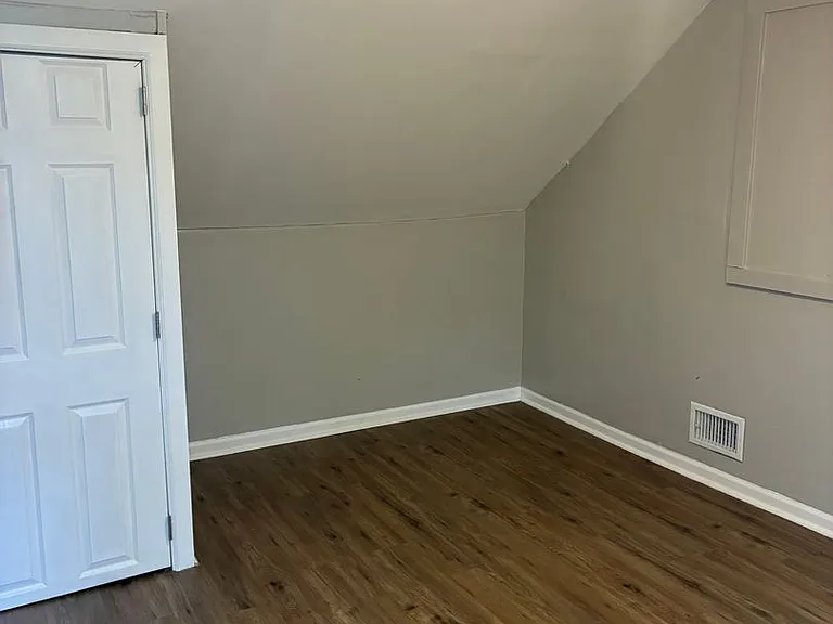 9713 S Oglesby Ave — Photo 3