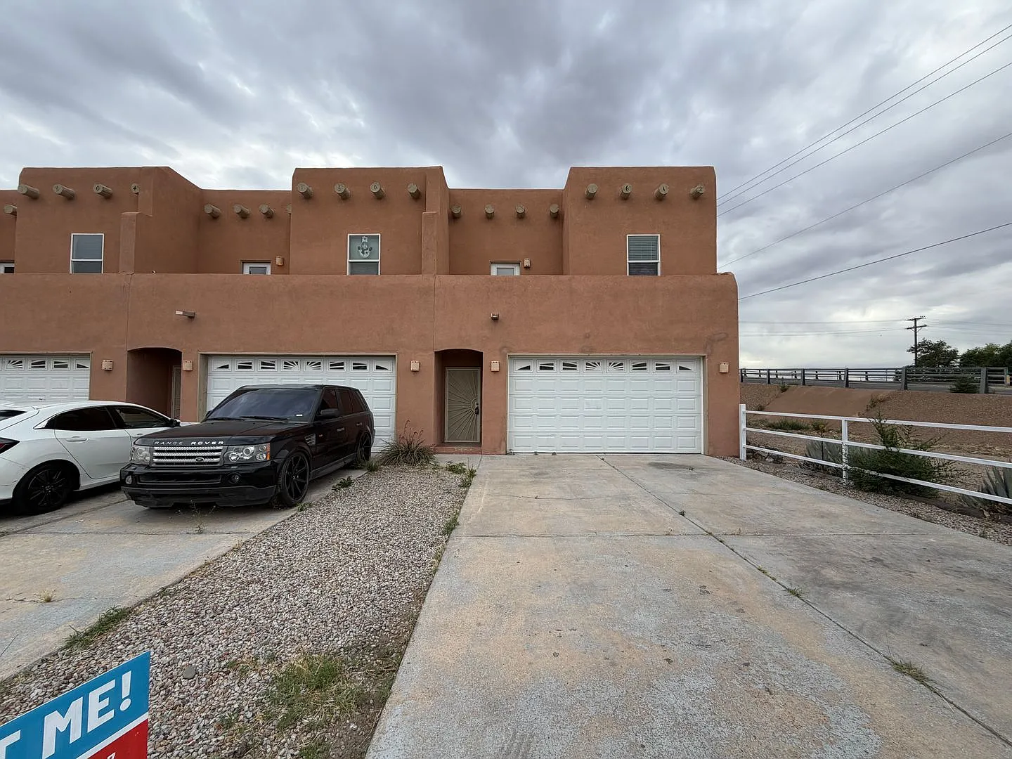 3 Bedroom Town Home Available Near 2nd St SW & Avenida Cesar Chavez / Dolores Huerta! — Photo 1