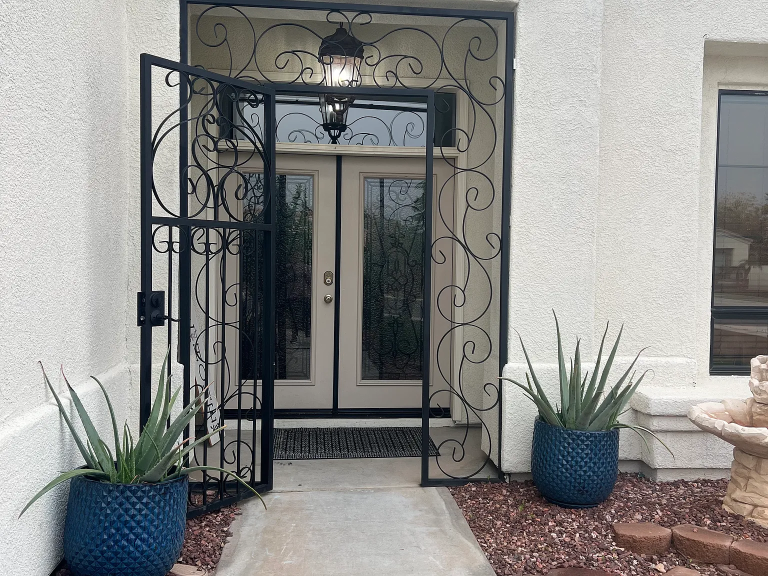 4 bed, 2700 sqft, $4,300 — Photo 2