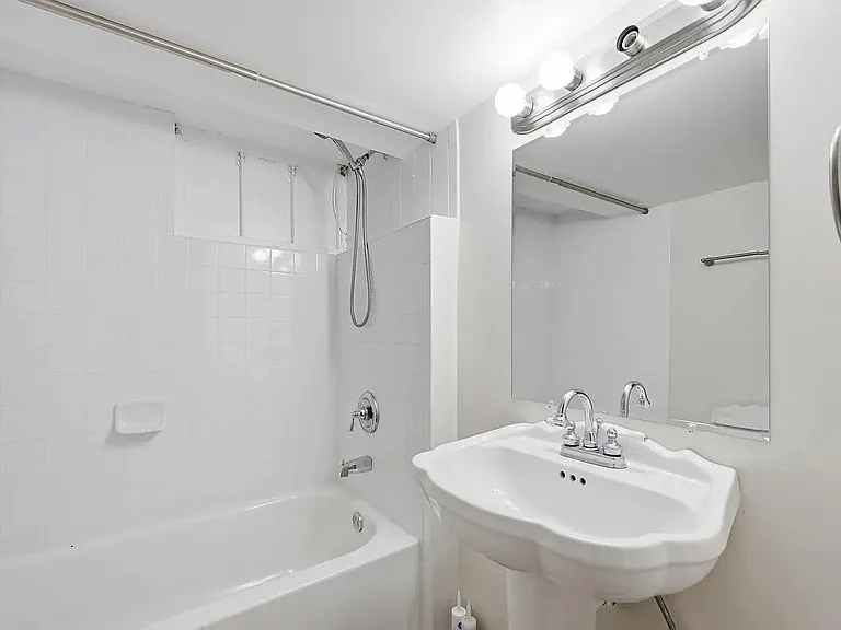308 Georgia Ave NE — Photo 19