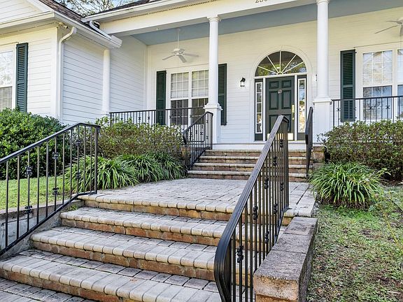 3rd image of 2309 Cleburn Ln