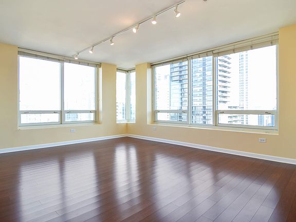 CORNER UNIT North East EXPOSURE Lake views