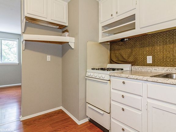 5th image of 135 N Lincolnway APT 8B