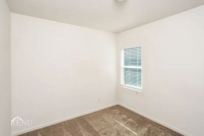 471 London Dr — Photo 6