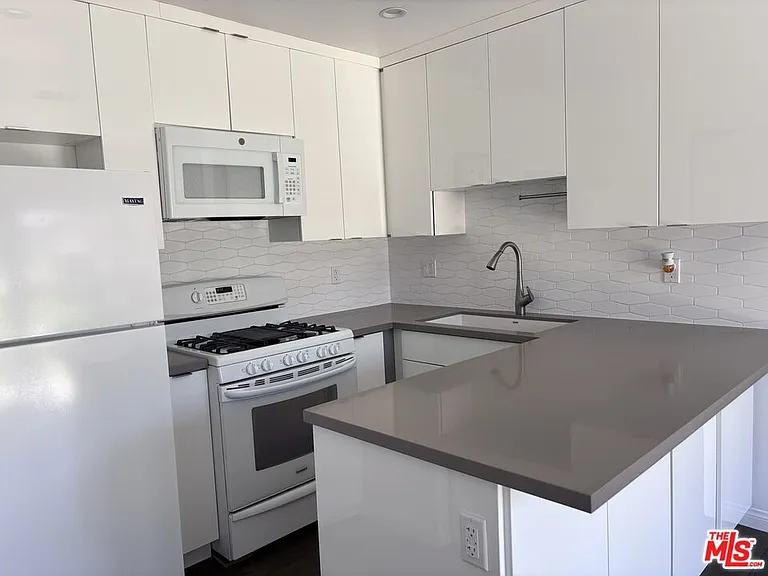 6036 Denny Ave — Photo 8