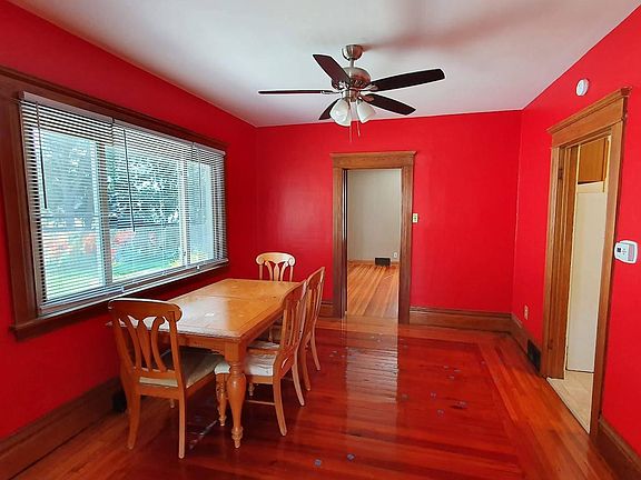dining room with ceiling fan