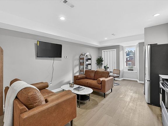 4th image of 1309 Shenandoah Ave #2W