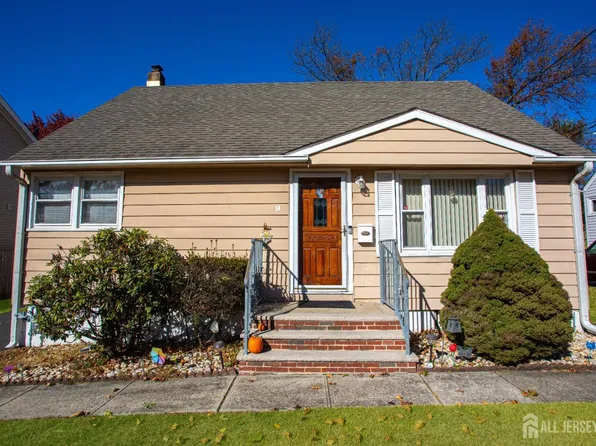 9 Parkway Pl, Parlin, NJ 08859