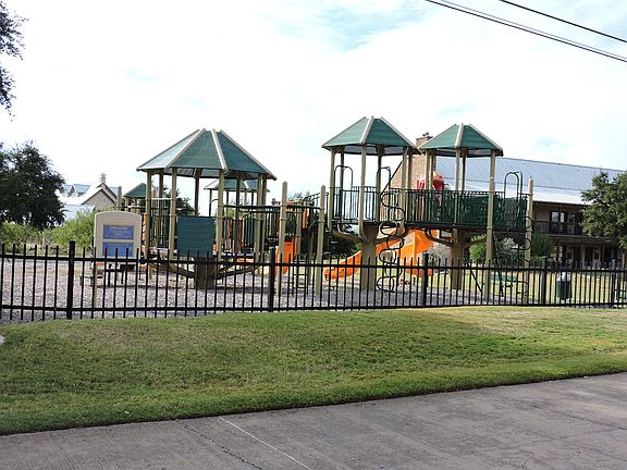 4th image of Harbour Town Dr