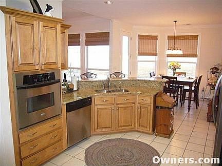 Kitchen has granite coutnertops