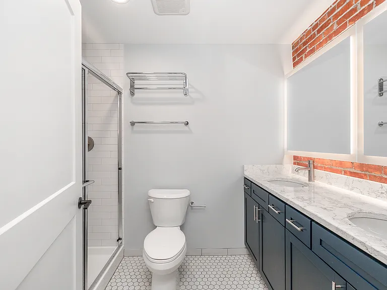 Hotel Street Apartments — Photo 15