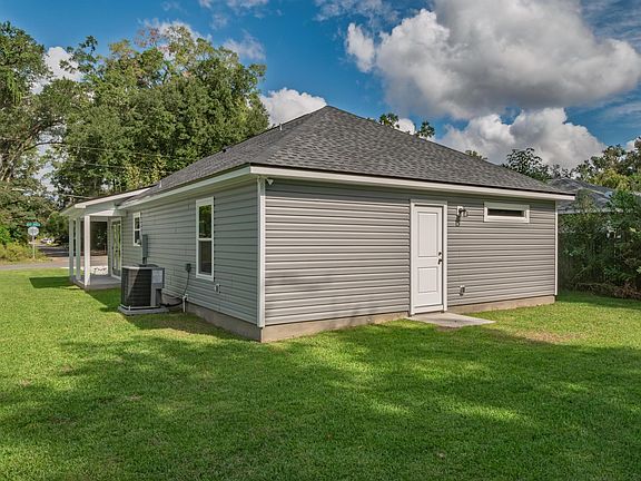 5th image of 49 Summer Brooke Ln