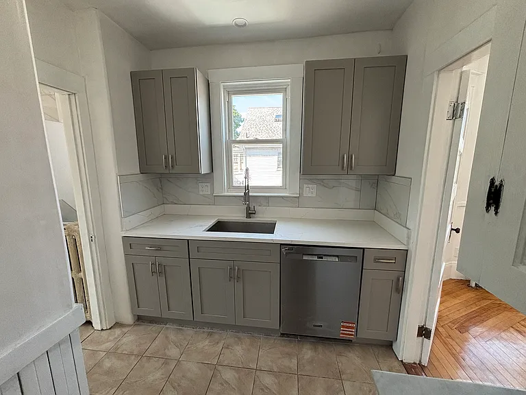 418 Essex St #2 — Photo 7