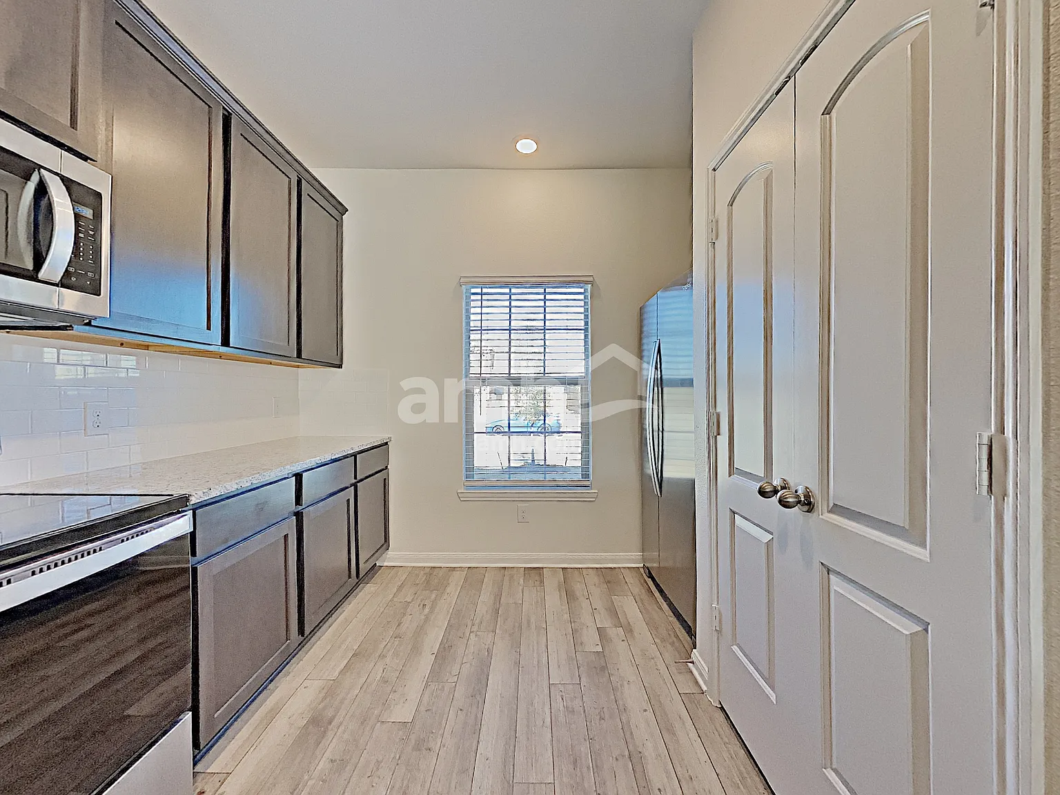 5 bed, 2.5 bath, 2700 sqft, $2,395 — Photo 4