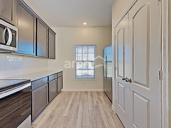 4th image of 310 Garrett Ct