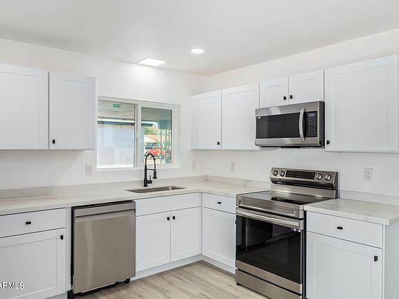 5th image of 3221 E ANDORRA Drive