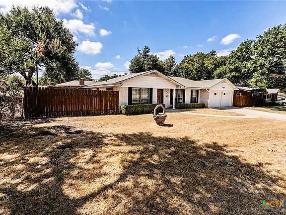 4th image of 3205 Pin Oak Dr