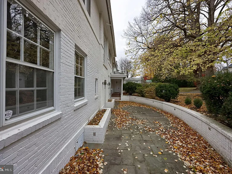 226 E Caracas Ave — Photo 63