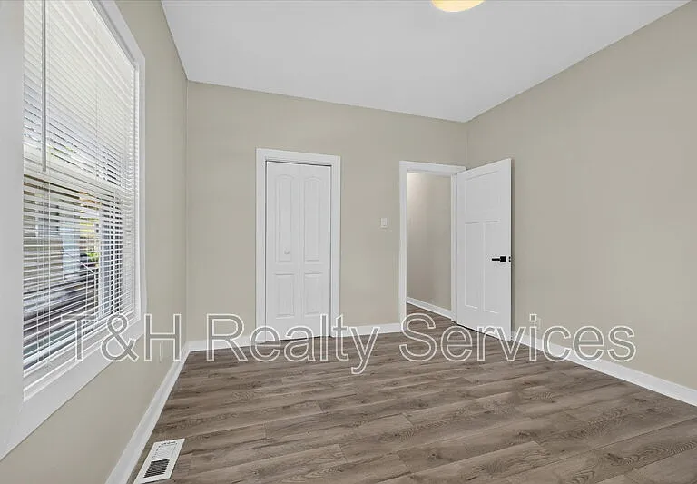 320 W 39th St — Photo 18