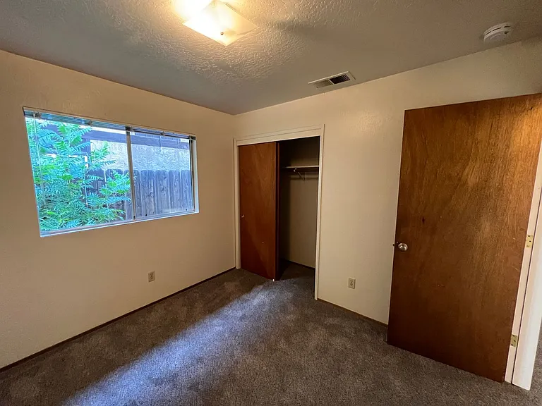 1132 Hobart St — Photo 9