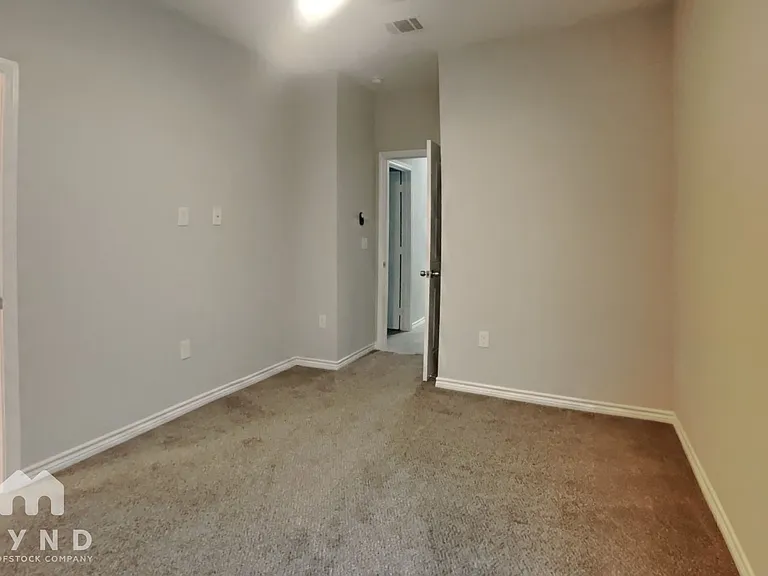 16855 Balmoral — Photo 7