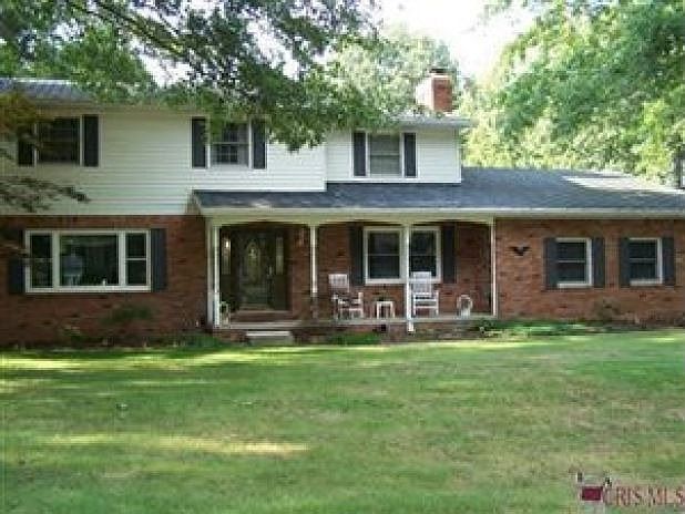 1st image of 335 Circle Dr