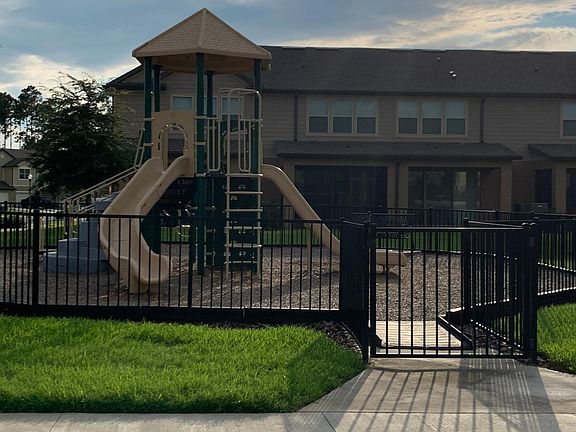 3rd image of 1125 Pavia Dr